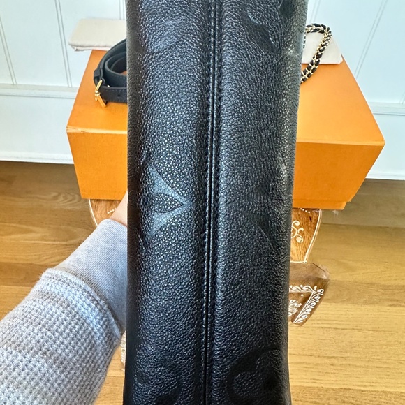 Louis Vuitton OnTheGo East West Black Embossed Leather Tote Bag - Picture 4 of 11